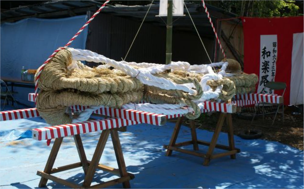 ［架けられる前のわらじ/2014年撮影］